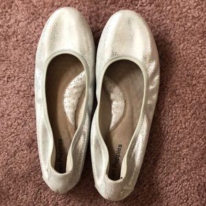 Comfortable flats! Barely worn✨✨